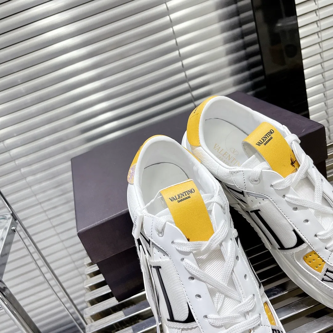 👟👟Ex-factory price 600👟👟 Valentino ONE STUD calfskin lace-up sneakers. Soft suede low-top sneakers, classic and versatile, couple's sneakers, special goods, worth buying! A pair of simple shoes with unique details will save you from the difficulty of dressing. OneStud sneakers, with quilted plaid and oversized rivets, create an eye-catching punk style and get rid of the heavy feeling of this season's clothing. Upraise calfskin derby shoes, with exquisite leather construction and simple silhouette, and smooth lines set the tone of coolness, are a versatile item in the wardrobe. There are more Valentino boutique shoes waiting for you to unlock! It’s time to get the shoes you’ve been coveting for a long time! Officially on sale 7,+++ - Seven straps, decorated with metallic rubber effect. Decoration on the back and tongue. Size 35-44.